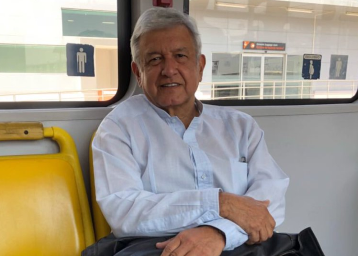 AMLO criticó a monero llamándole retrógrada y deseando se vuelva liberal. Foto: Twitter / @lopezobrador_