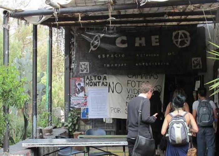 El interior del auditorio ocupado parece más un albergue que un bunker guerrillero. 