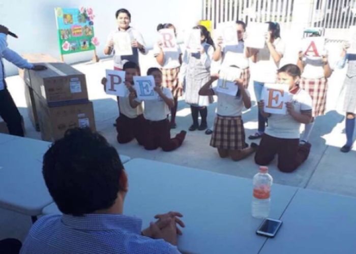 Autoridades escolares hicieron que niños agradecieran donación de diputado hincados y bajo el sol.