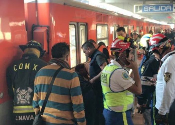 foto: Invidente cae a vías del Metro Xola/Twitter @tritonazteca11