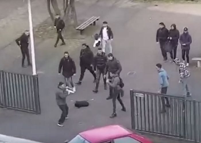 Estudiantes enfrentan a hombre armado. Foto: Captura de Pantalla/Youtube