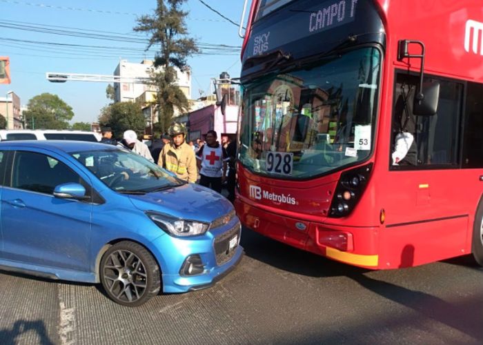 Foto: Primer choque del Metrobús/ Twitter @252COMS