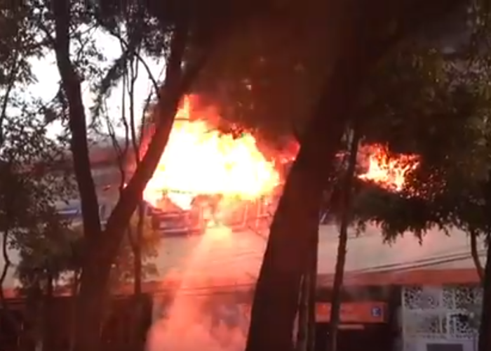 El incendio en Chedraui alcanzó un tanque de gas en panadería lo que hizo que extendiera en toda la tienda. Foto: Twitter / @canitus