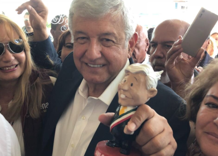 recibe AMLO de Morena al mes y de las regalías de su último libro