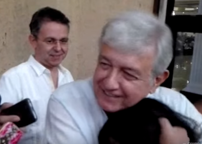 En una acción sorpresiva López Obrador ayudó a reportera que cayó y la abrazó. Foto: YouTube