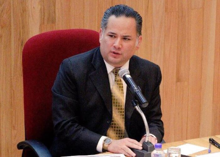 De acuerdo con Santiago Nieto, el gobierno federal lo intentó sobornar y al no poder lo amenazaron por mensajes y espiaron.