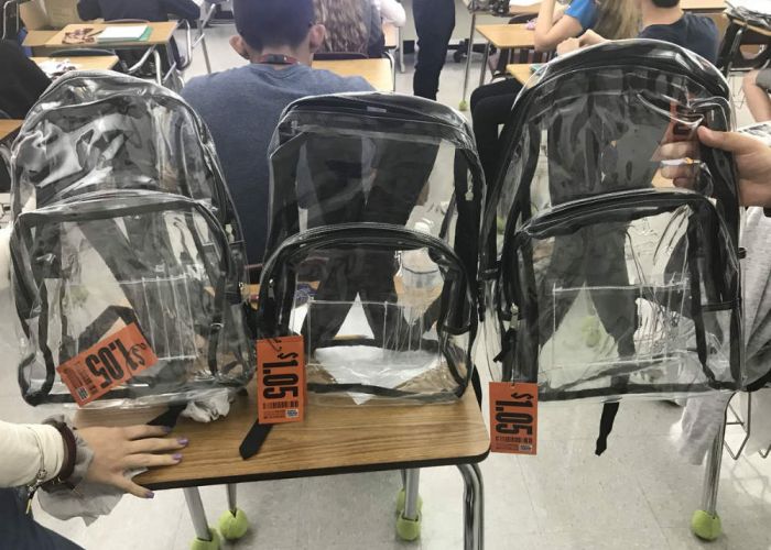 Foto: Mochilas transparentes en Florida / Twitter @Sarahchadwickk