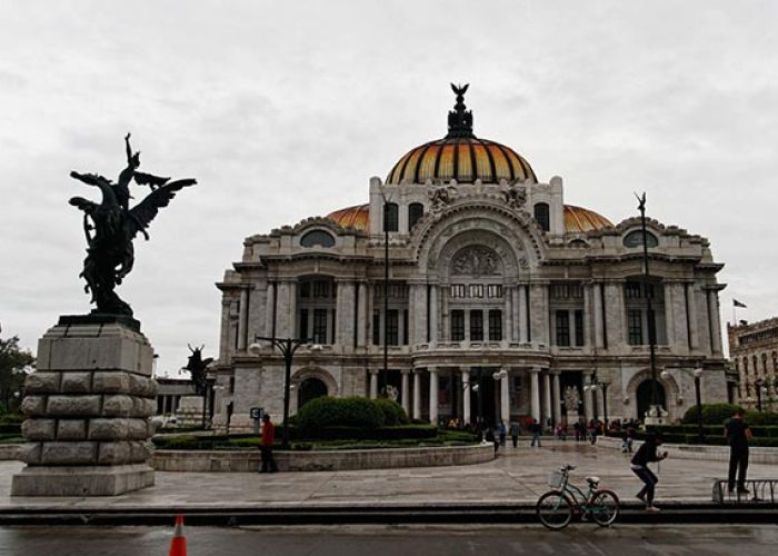 Los trabajadores del INBA exigen prestaciones como seguro social y aguinaldo (Foto: Ronald Woan)