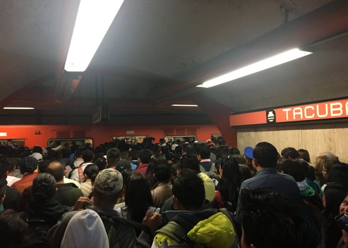 Foto: Retraso de trenes en Línea 7 del Metro / Twitter @Hublita