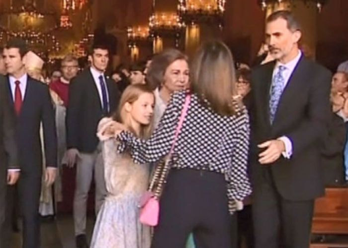 Este tenso encuentro ha dado la vuelta al mundo y hace énfasis en la mala relación de Letizia con su suegra.