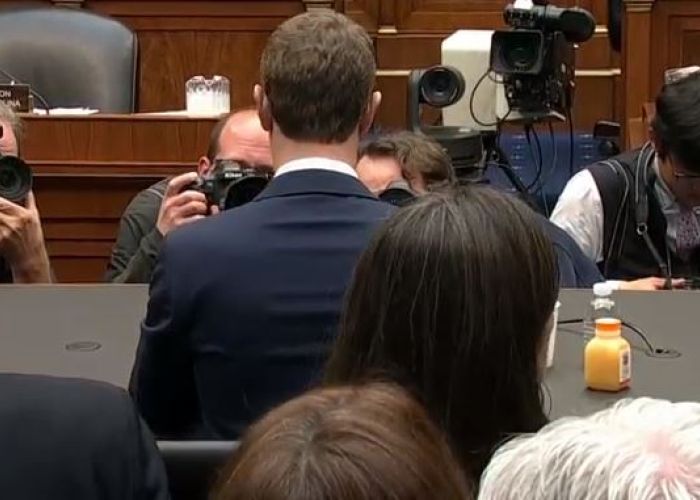 En el segundo día Zuckerberg tuvo una audiencia con la Cámara de representantes.