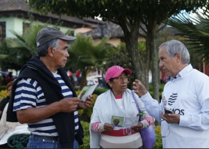 Enrique Cárdenas, aspirante a candidato independiente para gobernador en Puebla en recolección de firmas.