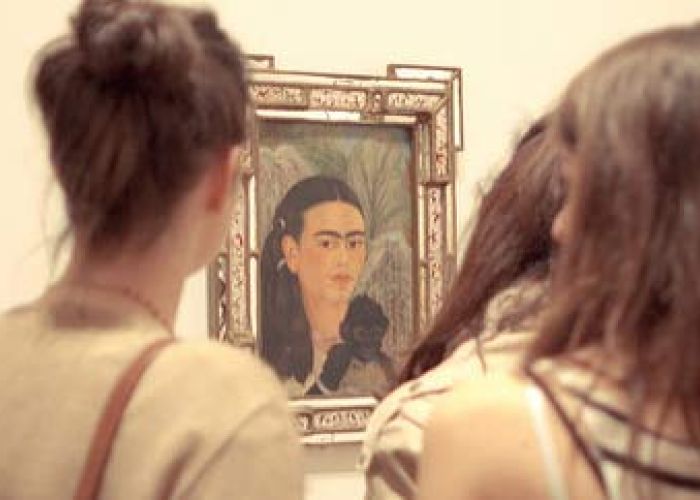 La Fridomanía lleva más de 40 años desde que el Museo de Arte Contemporáneo de Chicago realizó una exposición en 1978 con su trabajo en medio de la revolución feminista.