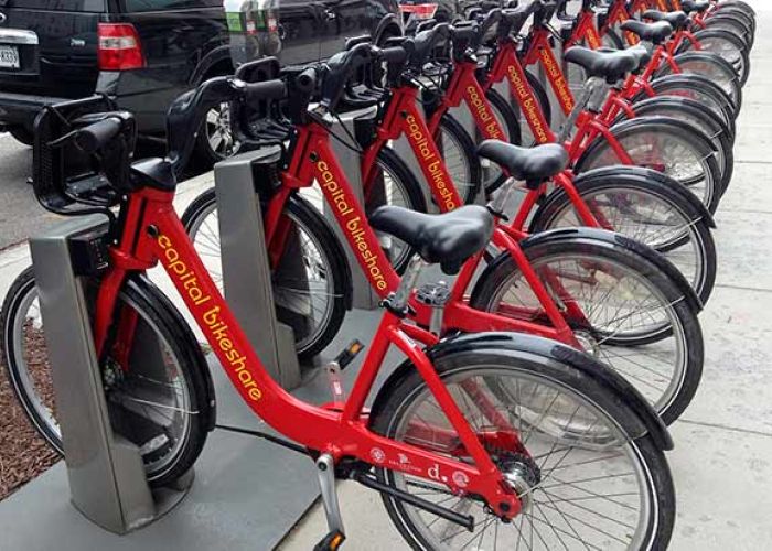 Además del robo y el vandalismo, la obstrucción de la vía pública por bicicletas abandonadas es otro reto que enfrenta este experimento en movilidad urbana (Foto: Mike Mozart)