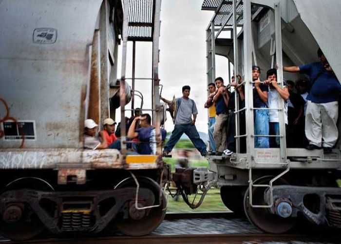 Migrantes centroamericanos y mexicanos cruzando México. Foto: Moody College of Communication / algunos derechos reservados. 