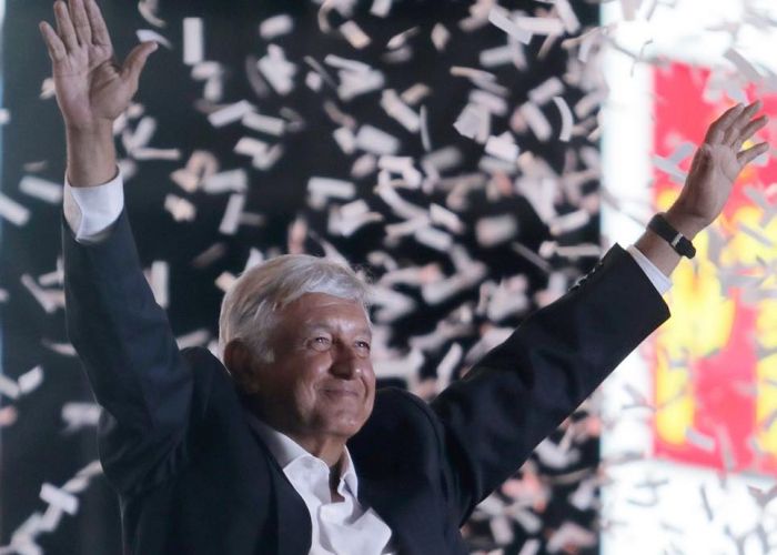 López Obrador en el evento de cierre de su campaña en el estadio Azteca (Foto de la cuenta de Twitter de Beatriz Gutiérrez Müller)