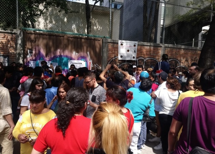 Gente reclamando la falta de boletas en las casillas especiales ubicadas en la CDMX.