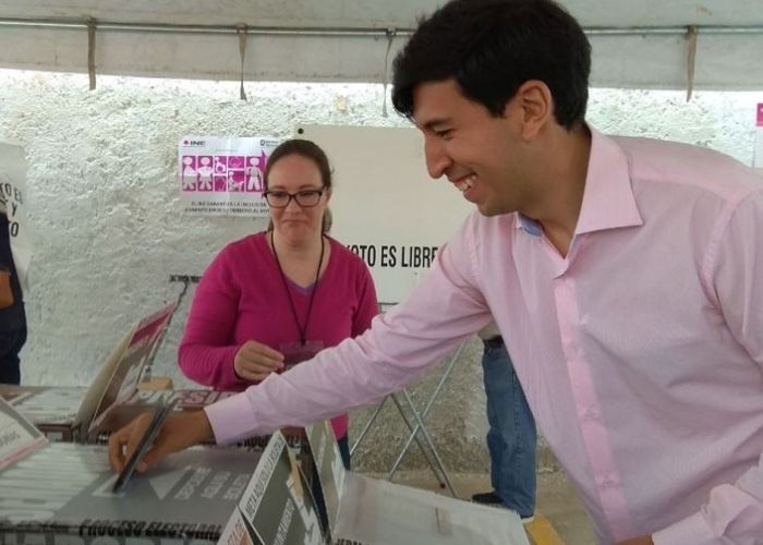 Pedro Kumamoto, candidato al Senado de manera independiente, ejerciendo su voto.