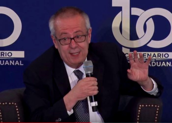 Carlos Urzúa en el centenario del Agente Aduanal.