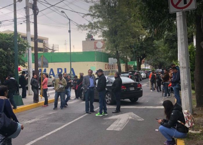 Padres se manifiestan ante demolición del Colegio Rébsamen Foto: Twitter W Radio México