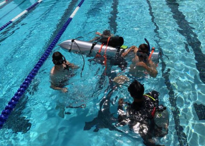 Equipo de Musk probando cápsula de rescate en una alberca de LA Foto: Twitter Elon Musk @elonmusk