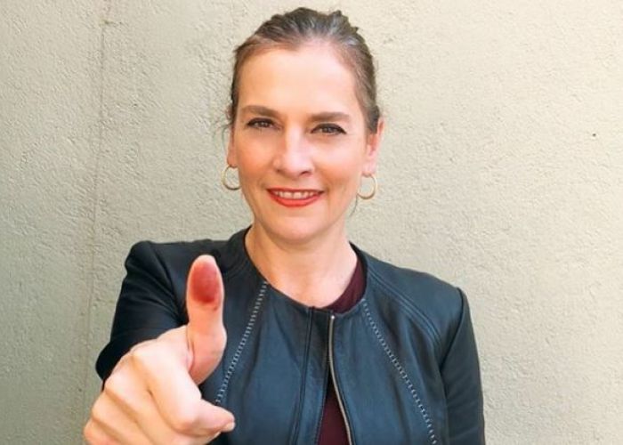 Beatriz Gutiérrez Müller ha sido reportera, asesora de gobierno, escritora, investigadora y recientemente ha incursionado en el mundo de la poesía y el canto.