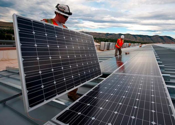 En EU, el 84% de las compañías que instalan paneles solares dicen batallar para encontrar personal calificado