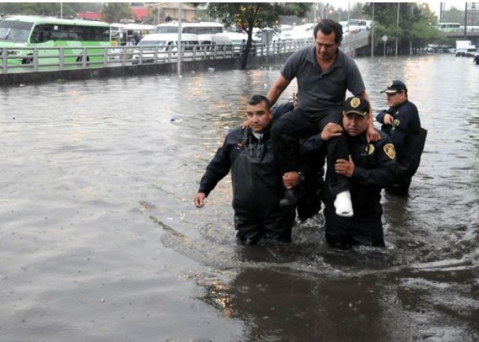 Aunque el gobierno responsabiliza a la basura del 50% de las inundaciones, para Luis Zambrano, investigador de la UNAM, eso es un poco irrelevante.