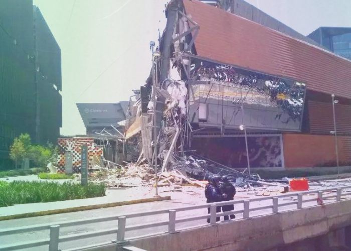 El derrumbe se registró en Plaza Artz sobre Periférico Sur