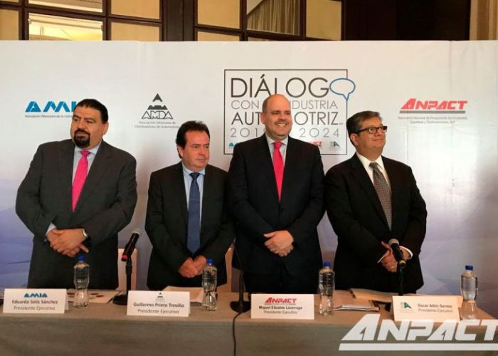 Representantes del sector autormotríz durante la presentación de Diálogo con la Industría Automotríz Foto: Twitter Asociación Nacional de Productores de Autobuses, Camiones y Tractocamines @Anpact