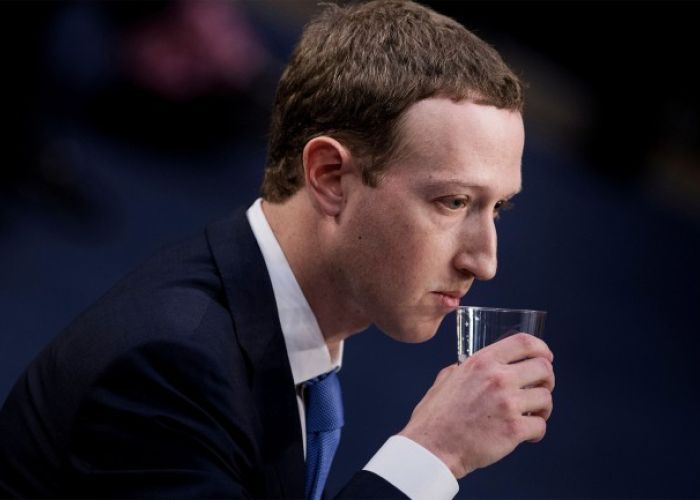 Los 16 mil millones de dólares que se esfumaron de las manos de Zuckerberg siginfican un año de pérdidas para el fundador de Facebook. Fuente: Bloomberg.