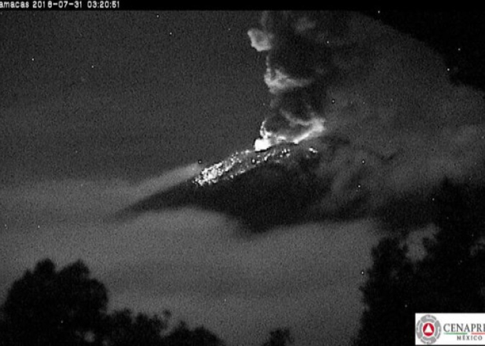 Registro de actividad explosiva del Volcán Popocatépetl esta madrugada Foto: Twitter Dr. Carlos Valdes, Director General del Centro Nacional de Prevención de Desastres  