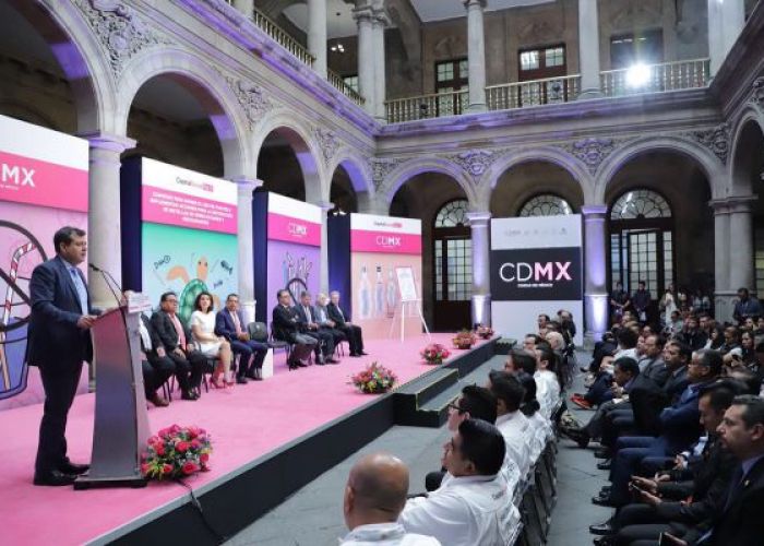 José Ramón Amieva en la firma de convenio para prohibir uso de popotes en la CDMX Foto: Twitter Gobierno de la CDMX @GobCDMX