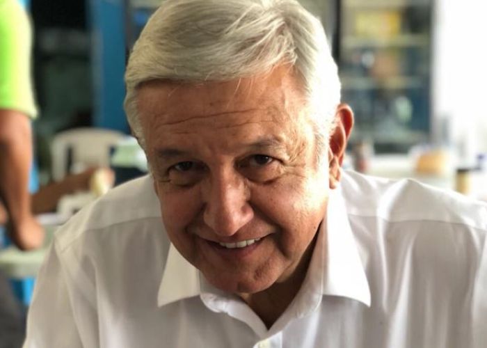 En 2015 creó brigadas desde Morena para evitar el corte del servicio eléctrico en Tabasco por parte de CFE a los deudores. Foto: Twitter de AMLO. 