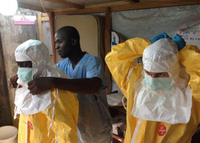 Profesionales médicos tratando casos de ébola en Guinea Foto: flickr.com