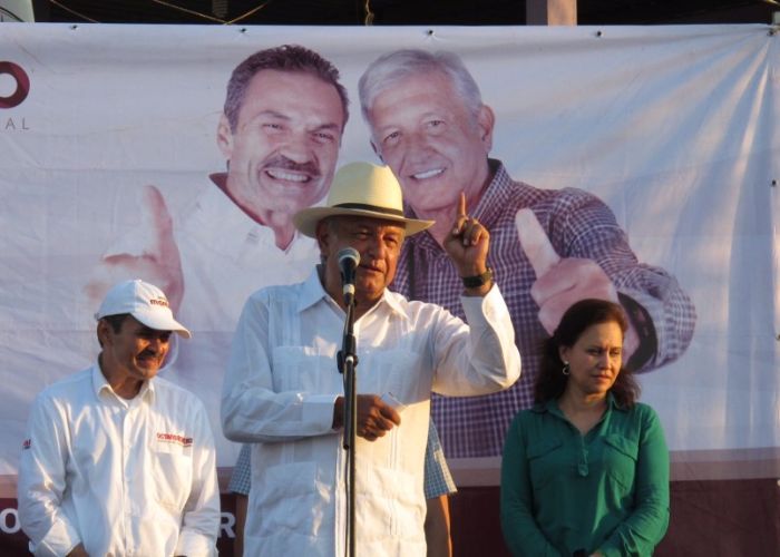Octavio Romero y López Obrador en un acto de campaña en la colonia Francisco Villa, Villahermosa, Tabasco (Foto: Lopezobrador.org.mx)