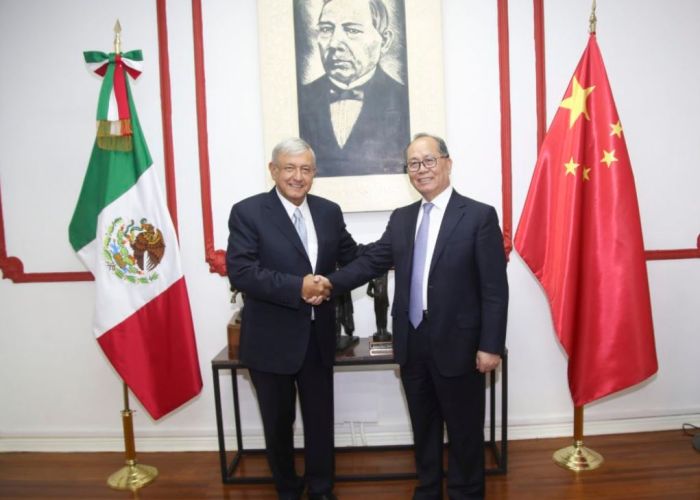Obrador recibió en su casa de campaña al embajador chino, Qiu Xiaoqi.