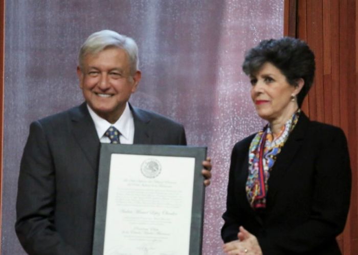 AMLO recibiendo la constancia que lo acredita como presidente electo de México.