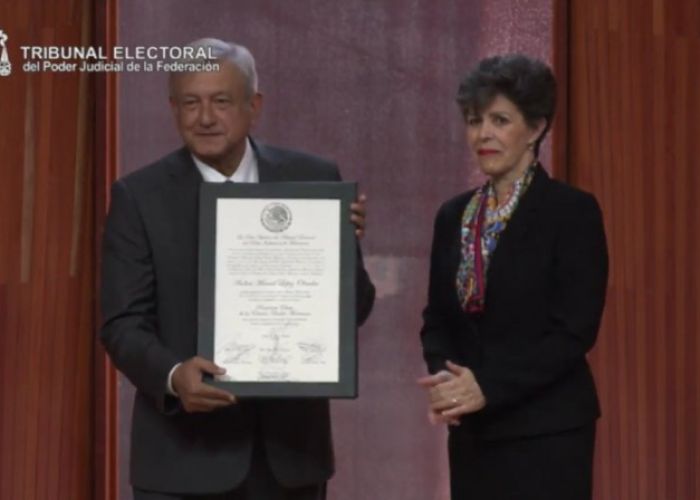 Andrés Manuel López Obrador recibe Constancia de Mayoría como presidente electo Foto: Twitter Tribunal Electoral del Poder Judicial de la Federación @TEPJF_informa