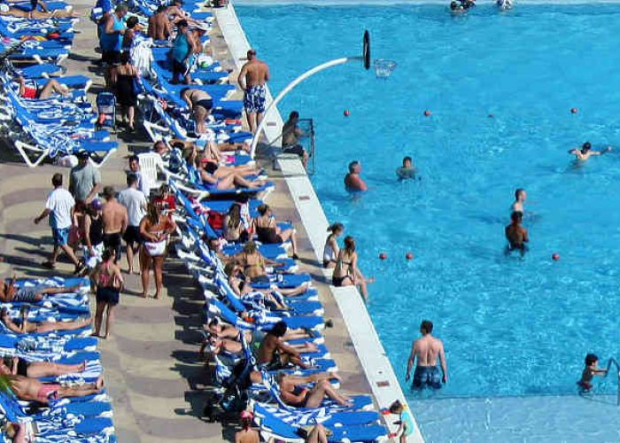 Por efectos cambiarios y crecimiento en número de turistas se esperaría un incremento en su consumo, sin embargo, los datos de Inegi presentan lo contrario. Foto. Lucian Savluc / algunos derechos reservados.