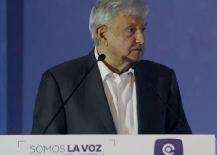 Obrador en conferencia con empresarios de Nuevo León. 