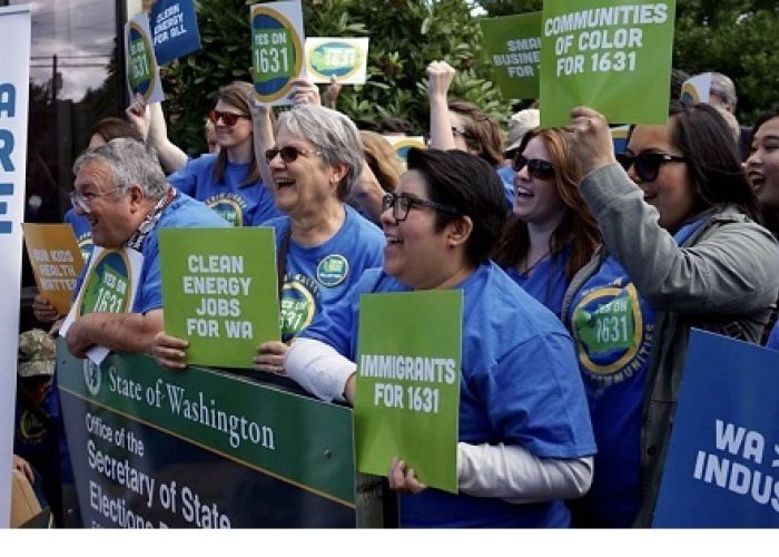 Activistas de Seattle en Washington, haciendo campaña por mayores impuestos en pro del medioambiente.