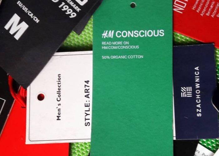 La empresa sueca H&M etiqueta toda su ropa que está hecha de materiales reciclados para que los consumidores la identifiquen. (Foto: Wikipedia).