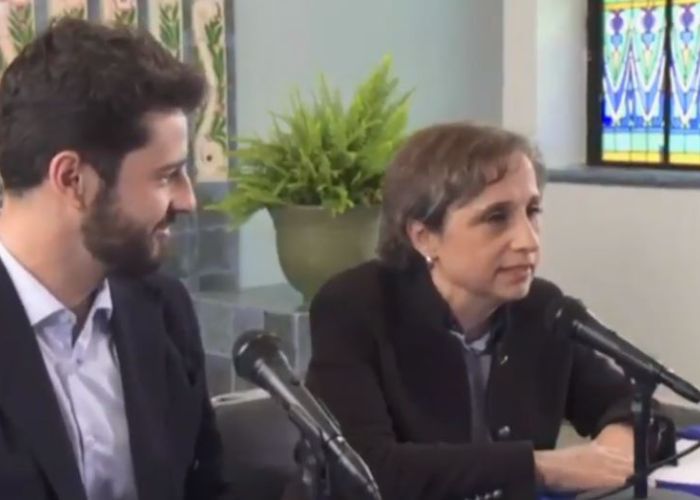 Juan Aguirre, de grupo Radio Centro, junto con Carmen Aristegui en conferencia de prensa. 