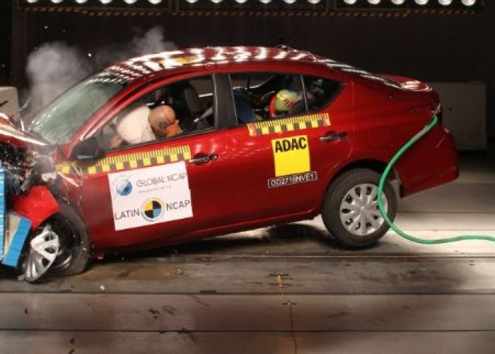 El vehículo más vendido en México, el Nissan Versa, tiene una calificación en seguridad de 8.6 sobre 17, de acuerdo con la organización Latin NCAP. Fotografía: Latin NCAP.