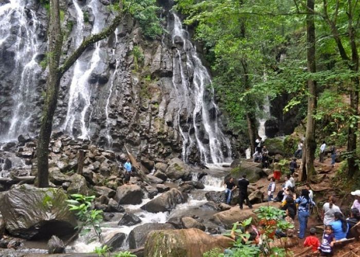 Cascada Velo de Novia en Valle de Bravo, a pocos kilómetros del área protegida. Foto: Katiebordner/Flickr