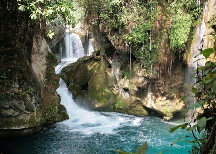 El turismo representa una pieza importante en la economía del país. En la foto, el puente de Dios en Tamasopo, San Luis Potosí (Foto: flickr Carlos Adampol).