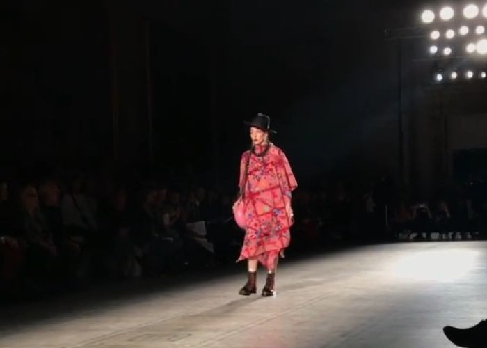 Poncho teñido a mano con grana cochinilla y bordada presentado en la pasarela de Carla Fernandez en el Fashion in Motion. (Foto: Instagram @carlafernandezmx).