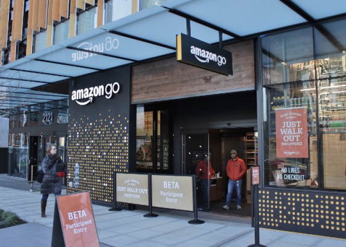 En solo 10 meses Amazon ya aperturó cuatro tiendas Amazon Go en Estados Unidos. Foto: SounderBruce