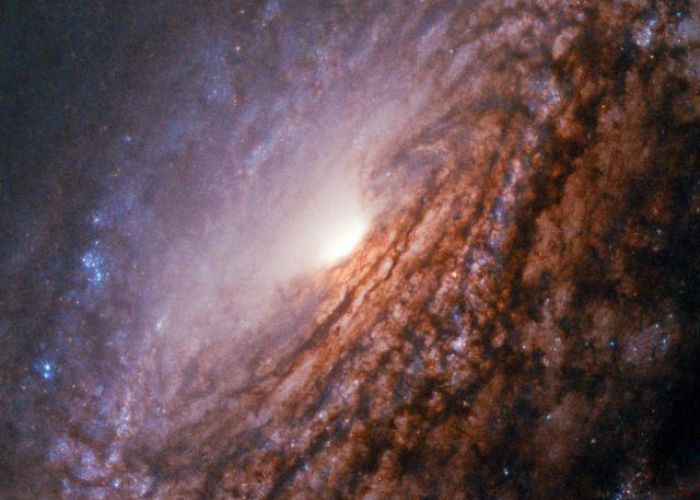 A 100 mil años luz de distancia se encuentra esta galaxia capturada por el telescopio espacial Hubble (Foto: Twitter @NASAHubble)
